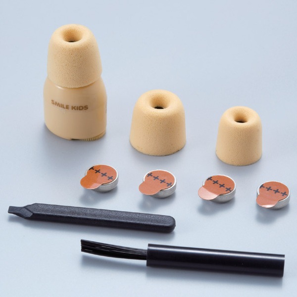 耳用 集音器 約13×20×15.5mm 左右両耳兼用 小型軽量 音量調節ダイヤル付き イヤホンキャップ付 電池式 耳にすっぽり集音器3 - 画像 (5)